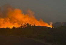 Merca: Candela forestal na Arizona ta avansa despues di evacuacionnan cerca di Phoenix