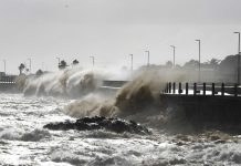 Sur Africa: Cape Town afecta pa mas tormenta, cu 4,500 hende desplasa pa inundacion y daño