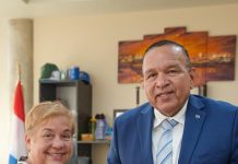 Directora di Biblioteca Nacional Aruba Sra. Astrid Britten a haci entrega di relato anual 2023 na Minister di Enseñansa