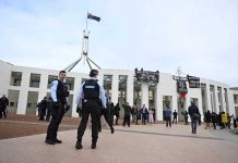 Manifestantenan pro Palestina a traspasa seguridad di Parlamento Australiano pa pone borchinan