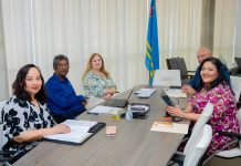 Minister di Finanzas a reuni cu profesor Roger Husein di Universidad di West Indies; Profesor Husein investigando economia di Aruba pa estudio macro-economico