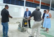Minister Endy Croes: Proyecto di renobacion di e vloer na Centro Deportivo Libertador Betico Croes (sporthal) na Santa Cruz a inicia