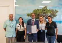 Acuerdo entre Stimami Sterilisami y TPEF a keda firma pa financia proyectonan di e fundacion