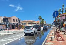 Ayera, un biaha mas, miles di turista crucero a ser ricibi pa mal holor y awa sushi