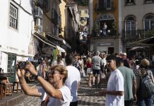 Demasiado hende, pero no suficiente maneho: un bista riba e caos di “sobretursimo den e temporada di verano di 2024