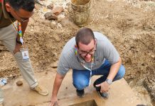 Despues di ciere completo diabierna, aeropuerto a habri diasabra cu filanan largo di hasta cuater ora