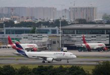 Escasez di combustibel ta paralisa servicionan aereo na Colombia