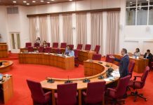 Segun minister di Salud, Dangui Oduber: Parlamentario ta usa carta di extremista pa por crea panico bao pueblo di Aruba encuanto vacuna