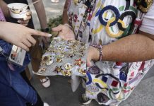 “Pin-demonium” ta dal Paris: un bista den e mercado comercial di broche na e Weganan Olimpico