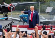 Rondona cu bulletproof glass, Donald Trump a tene su prome mitin den aire liber despues di atentado