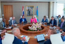 Secretario di Estado pa Relacion di Reino, Zsolt Szabo cu prome bishita di trabao na Aruba