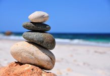 ‘Rock Stacking’ ta bira centro di atencion atrobe cu yamado pa educa turista contra participacion den esaki