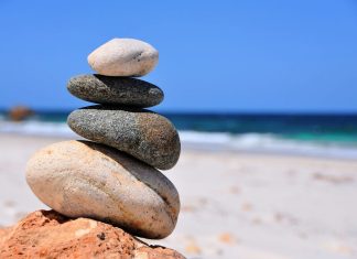 ‘Rock Stacking’ ta bira centro di atencion atrobe cu yamado pa educa turista contra participacion den esaki