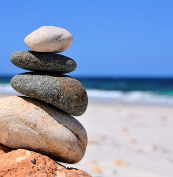 ‘Rock Stacking’ ta bira centro di atencion atrobe cu yamado pa educa turista contra participacion den esaki