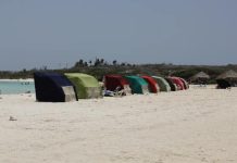 Encuentro desagradabel entre turista y ciudadano local na beach publico