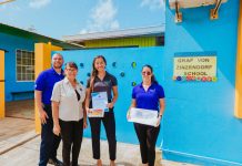 Entrega oficial di parti di Wings of Hope di AAA Scol; Graf von Zinzendorf a ricibi 6 smartboard