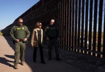 Kamala Harris ta bishita frontera sur pa prome biaha como un candidato Democrata y ta papia cu agentenan di Patruya di Frontera