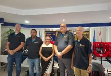 Kiwanis Club of Palm Beach cu Wit Gele Kruis a entrega child car seat enfoca riba seguridad den trafico