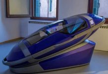 Prome persona ta muri den capsula di suicidio asisti diseña pa un Hulandes; Un periodista aresta