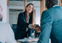 Un cifra record di hende muhe a tuma posicion di management na companianan Hulandes aña pasa