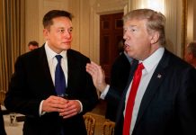 Awe Elon Musk ta compaña Trump na un evento di campaña na e mesun luga di e prome atake contra dje