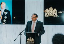 Gobernador di Aruba a pidi opinion di Parlamento riba retiro di minister Glenbert Croes