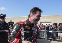Keanu Reeves ta haci su debut den racing profesional riba Indianapolis Motor Speedway