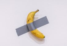 Emprendedor di criptomoneda cu a cumpra arte di banana pa 6.2 miyon dollar ta come e fruta na Hong Kong