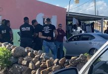 Entrada hudicial na 2 cas; A detene 4 persona y confisca hopi droga y arma