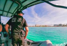 Turista ta fayece banda di pier di strandpolitie despues di enfrenta problema den awa