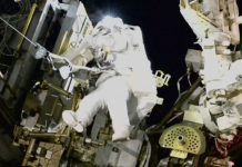 Astronaut di NASA pega den espacio ta tuma un spacewalk despues di 7 luna den orbito