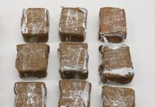 Homber deteni na aeropuerto cu droga den maleta