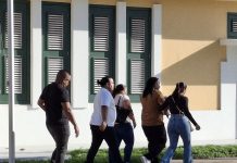 Hues a declara docente sospechoso di viola un menor liber di tur acusacion