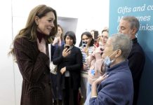 Kate ta regresa centro di cancer unda el a ricibi tratamento pa ofrece gratitud na e ekiponan medico