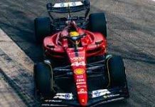 Lewis Hamilton a boks Ferrari durante test na Barcelona