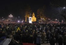 Miles ta protesta na Montenegro pa demanda renuncia di oficialnan di seguridad despues di tiroteo masivo