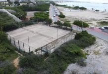 Proyecto di renobacion di cancha di tennis na Baby Beach ta bay cuminsa