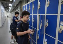 Ley nobo na Brazil ta haci studiantenan warda nan smartphone na scol