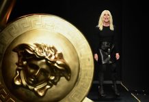 Fin di un era: Donatella Versace ta entrega control creativo di e marca Italiano