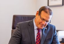 Formadornan ta entrega acuerdo di gobernacion cerca Gobernador