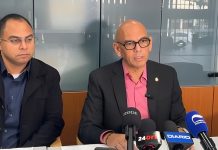 Parlamentario y lider di fraccion PPA Otmar Oduber a entrega amienda na parlamento; no a haya sosten