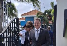 Prome minister Mike Eman a duna orden pa no inicia trabou di asfaltamento di caminda pa Secrets Hotel