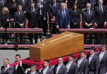 Devotonan Catolico ta mustra respet pa Papa Francisco mientras su graf ta habri pa publico na Roma basilica