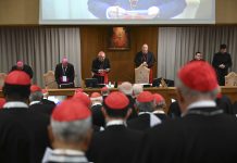 Mientras Vaticano ta prepara pa un conclave, e status di un cardinal antes poderoso ta colgando