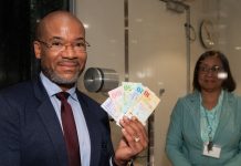 Momento historico na Corsou y Sint Maarten: Florin Caribense awor oficialmente den circulacion