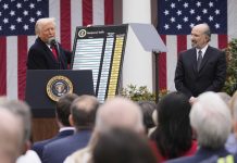 Trump a impone tarifanan riba varios pais rond mundo; Expertonan ta adverti tocante e impacto riba comercio domestico y mundial