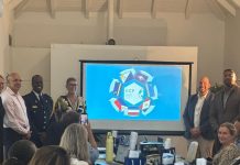 Trahando hunto como ekipo; War Room a cuminsa: un solo frente den Reino