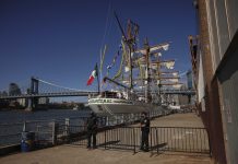 Awanan turbulento por a contribui na barco Mexicano su accidente contra brug di Brooklyn