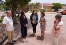 Minister Wyatt-Ras a bishita casnan di cuido: Cantidad grandi di adulto mayor ta sufri di problema fisico y neurologico