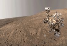 Mars Perseverance di NASA ta tuma un ‘selfie’ mientras un di remolina di polvo ta pasa riba Marte
